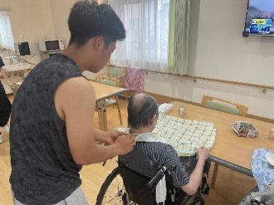 エプロンをする様子