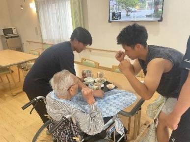 配膳をする様子